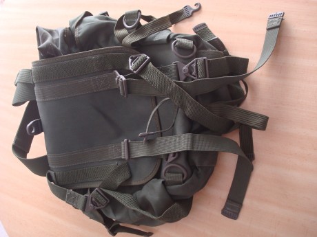  DSC06782.JPG  DSC06783.JPG 

Mochila militar (pequña), 20€ con envío en península.
Las dos fotos es de 01