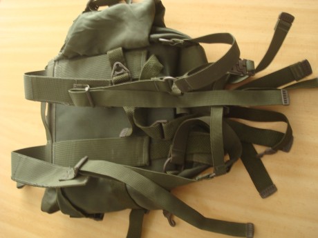  DSC06782.JPG  DSC06783.JPG 

Mochila militar (pequña), 20€ con envío en península.
Las dos fotos es de 00