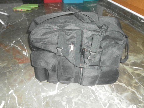 vendo esta estupenda bolsa para tiro muy practica y con multiples bosillos , esta perfecta sin desgaste 02