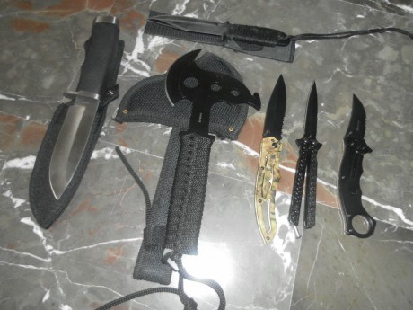 vendo este lote , se compone de un hacha varias navaja y un par de cuchillo a escepcion del cuchillo pequeño 01