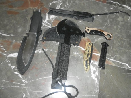 vendo este lote , se compone de un hacha varias navaja y un par de cuchillo a escepcion del cuchillo pequeño 00