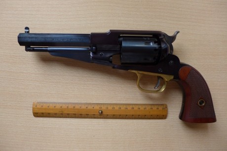 Voy a empezar a vender algunas armas de mi colección particular para capitalizarme un poco.

Muy a mi 02