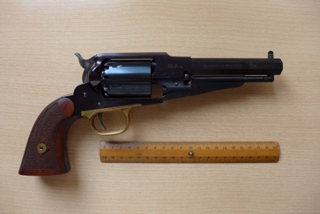 Voy a empezar a vender algunas armas de mi colección particular para capitalizarme un poco.

Muy a mi 01