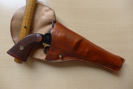 Voy a empezar a vender algunas armas de mi colección particular para capitalizarme un poco.

Muy a mi 11