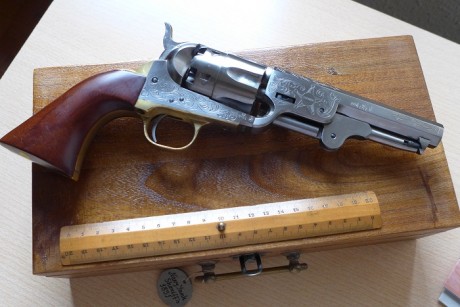 Pongo a la venta este magnífico revolver de acero pulido cal 44 sin estrenar.
Está guiado en AE y se vende 00