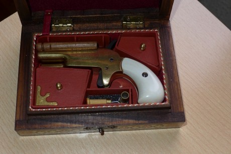 Calibre 31.
Caja de taracea hecha a mano. Interior acondicionado por mí.
No ha dado ni un tiro, exclusivamente 02