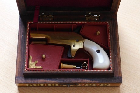 Calibre 31.
Caja de taracea hecha a mano. Interior acondicionado por mí.
No ha dado ni un tiro, exclusivamente 00