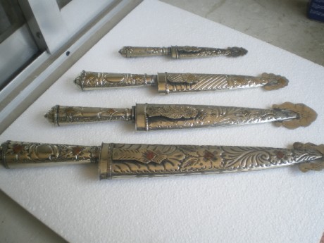 Pues lo dicho que vendo estos cuatro cuchillos Arjentinos de coleccion como nuevos, los cuatro 300e  por 02