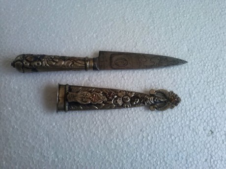 Pues lo dicho que vendo estos cuatro cuchillos Arjentinos de coleccion como nuevos, los cuatro 300e  por 00