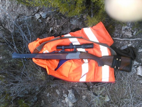 Vendo mi rifle express marca verney Carron en calibre 8x57jrs el rifle esta impecable tanto de maderas 22