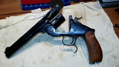 Mi amigo Juan me pide que le anuncie la venta de este revolver.

Esta de re-estreno....., solo dos cajas 01