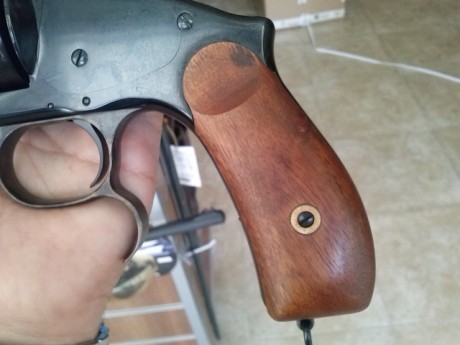 Mi amigo Juan me pide que le anuncie la venta de este revolver.

Esta de re-estreno....., solo dos cajas 11