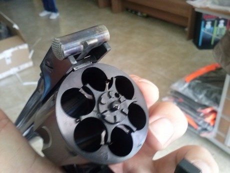 Mi amigo Juan me pide que le anuncie la venta de este revolver.

Esta de re-estreno....., solo dos cajas 10