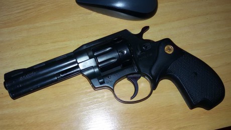 Pues eso, vendo un revolver flobert alfa en calibre 6mm y con cañón de 4", funciona perfectamente 01