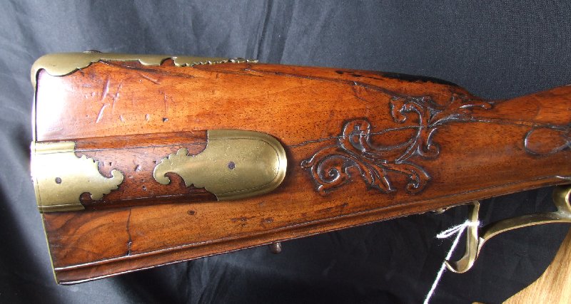 Hola, voy a intentar poner unas fotos de este arma que he encontrado mirando por la web. Es un rifle rapido 40
