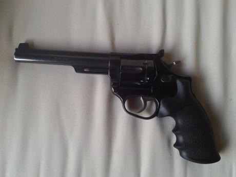 Vendo dos armas guiadas en f. Pistola Norinco olímpica tt cal. 22 le, impecable en caja original con dos 31