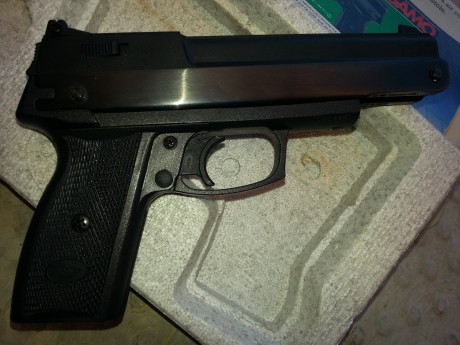 Se vende pistola Gamo PR-15 de aire comprimido de carga manual, está nueva debe de tener unos 30 disparos 10