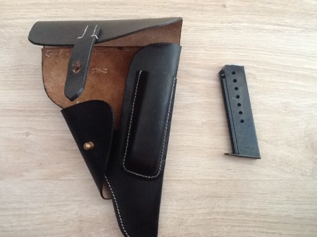 Se ponen en venta una funda de cuero de color negro para Walther P38/P1 con marcajes reproducción de los 01