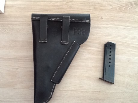 Se ponen en venta una funda de cuero de color negro para Walther P38/P1 con marcajes reproducción de los 00
