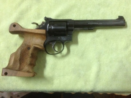 Vendo revolver S&W calibre 38 - modelo K14 - con cacha anatomica de la talla M - es un revolver pensado 01