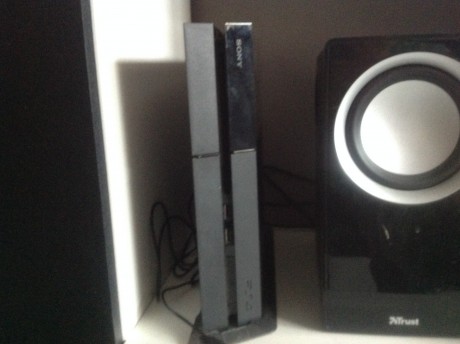 Cambio ps4 mas diferencia si la hubiera con 5 juegos, dos mandos, cámara y soporte vertical por pistola 01