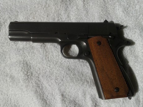Vendo pistola Colt 1911, Cal. 45 ACP (año 1943). Tiene el acabado original US Army en parkerizado marrón. 02