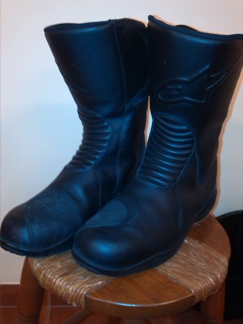 Se venden botas Alpinestars, talla 45, en buen estado. Precio 90 euros, portes no incluidos.
Para más 02