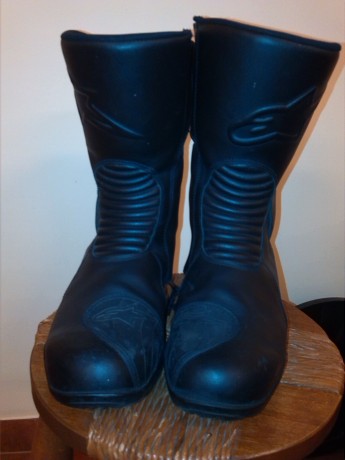 Se venden botas Alpinestars, talla 45, en buen estado. Precio 90 euros, portes no incluidos.
Para más 01