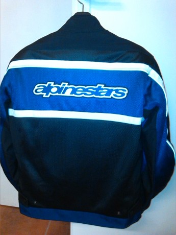 Se vende Chaqueta Alpinestars talla L, esta nueva, sin uso. Precio 120 euros, portes no incluidos.
Más 00