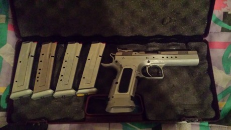 Se vende tanfoglio limited custom.con 4 cargadores y 2 juegos de cachas. 01