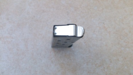 Hola, vendo 1 cargador para pistola 1911 monohilera del calibre .45 de 7 tiros, es de la marca MEC-GAR 02