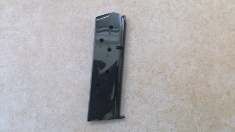 Hola, vendo 1 cargador para pistola 1911 monohilera del calibre .45 de 7 tiros, es de la marca MEC-GAR 01