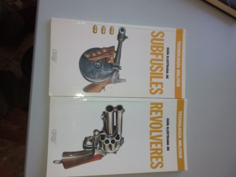 vendo estos dos libros, guia ilustrada de revolveres y guia ilustrada de subfusiles, 15€ cada uno mas 01