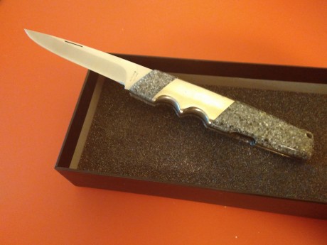 Aitor, Ermua modelo GALAX en granito. Nueva a estrenar, en caja y con funda de cordura.
Colección particular.
Precio 00