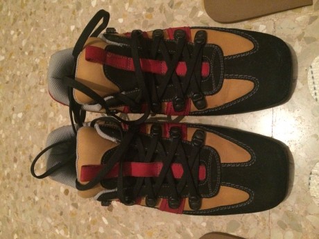 Pues eso compañeros, vendo unos zapatos de tiro de la marca CORAMI, del número 42. 
     Los vendo por 01