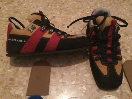 Pues eso compañeros, vendo unos zapatos de tiro de la marca CORAMI, del número 42. 
     Los vendo por 00