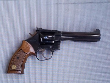 Vendo Manurhin pavonado,  calibre 357 aunque prácticamente siempre he tirado 38 spc. el arma esta en buen 01