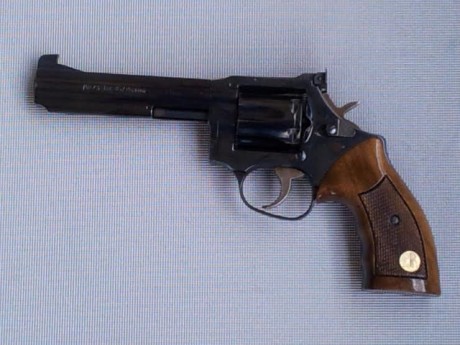 Vendo Manurhin pavonado,  calibre 357 aunque prácticamente siempre he tirado 38 spc. el arma esta en buen 00