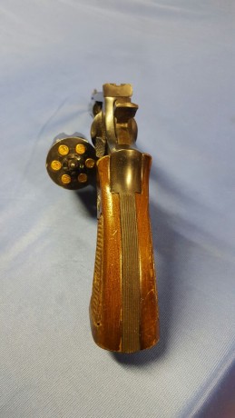 Hola.
Un compañero me ha pedido que ponga a la venta este revolver  guiado en A.
Al ser un revolver de 10