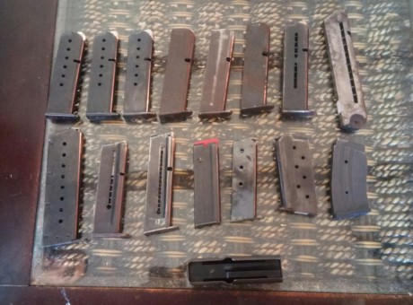 Se vende lote de 16 cargadores. A ser posible se vende el lote completo. Si alguien quiere algun cargador 02