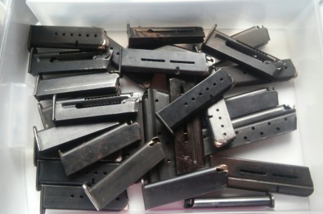 Se venden un total de 170 cargadores disponibles, casi todos de armas antiguas. Hay cargadores de astra, 11