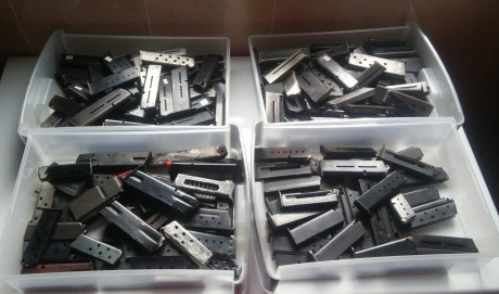 Se venden un total de 170 cargadores disponibles, casi todos de armas antiguas. Hay cargadores de astra, 02
