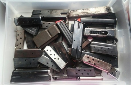 Se venden un total de 170 cargadores disponibles, casi todos de armas antiguas. Hay cargadores de astra, 01