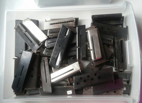 Se venden un total de 170 cargadores disponibles, casi todos de armas antiguas. Hay cargadores de astra, 00
