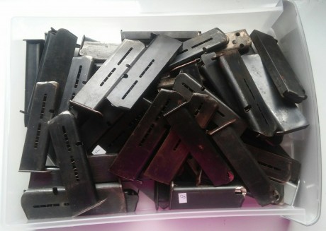 Se venden un total de 170 cargadores disponibles, casi todos de armas antiguas. Hay cargadores de astra, 10