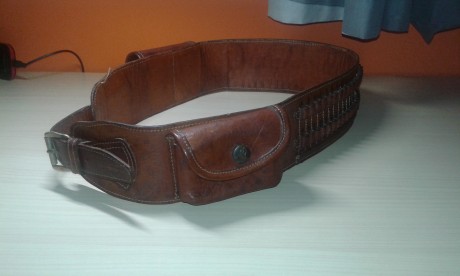 Vendo esta canana de cuero para balas del 22 de la marca el caballo tiene dos bolsillos . El precio es 02