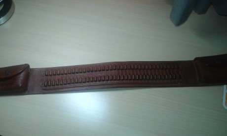 Vendo esta canana de cuero para balas del 22 de la marca el caballo tiene dos bolsillos . El precio es 01