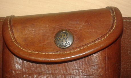 Vendo esta canana de cuero para balas del 22 de la marca el caballo tiene dos bolsillos . El precio es 00