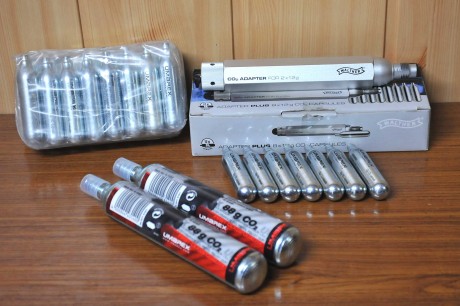 Vendo los siguientes accesorios para carabina CO2 de 88g.

Adaptador Walther 2 X 12g con 7 cápsulas de 00