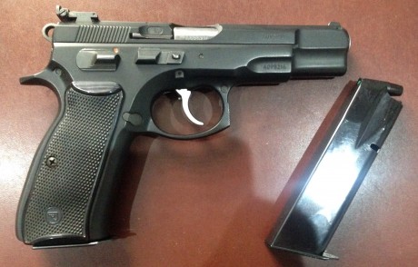 Pongo a la venta la CZ 85 Combat 9 mm, Arma IMPECABLE, muy cuidada, sin un solo rasguño. 
Utilizada sólo 00